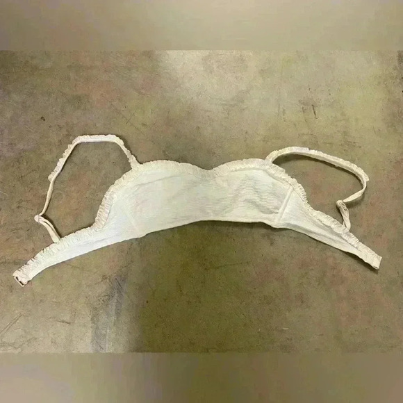 Target Stoney Clover Lane White
Textured Ruffle Bikini Swimsuit Bathing Suit Top - Picture 6 of 8